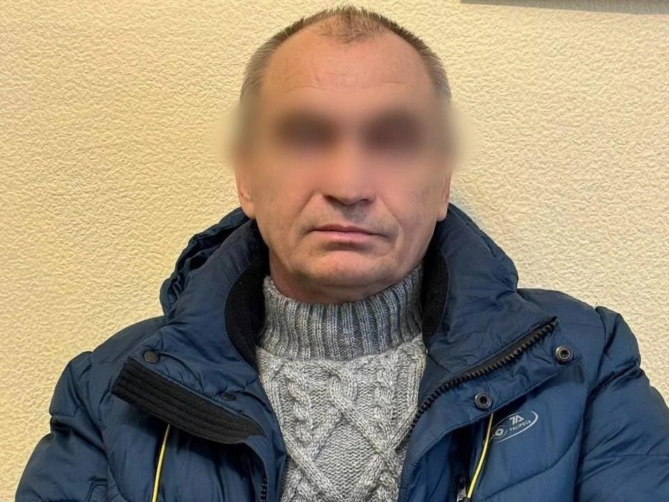 В Катайском округе задержали 56-летнего зауральца, который восемь лет назад приставал в лесу к 13-летней девочке и ее бабушке. Инцидент произошел вблизи села Ильинское. Тогда привлечь к ответственности виновника по горячим следам не удалось,   В этом году к раскрытию преступления вернулись, отметили в СК по Курганской области. В этом могла одна из художниц: она нарисовала портрет подозреваемого. Силовики отработали информацию, по которой местной жительнице позвонили с предложениями развратного характера. Все факты были сопоставлены и получилось установить личность подозреваемого.  56-летний житель Катайска был опознан бабушкой потерпевшей девочки. Мужчину заключили под домашний арест. Ему грозит срок до восьми лет.    Если вы или ваши знакомые пострадали от действий зауральца, обратитесь по телефонам: 8-352512-14-14, 8-352512-14-05, 8-35251-2-28-55.