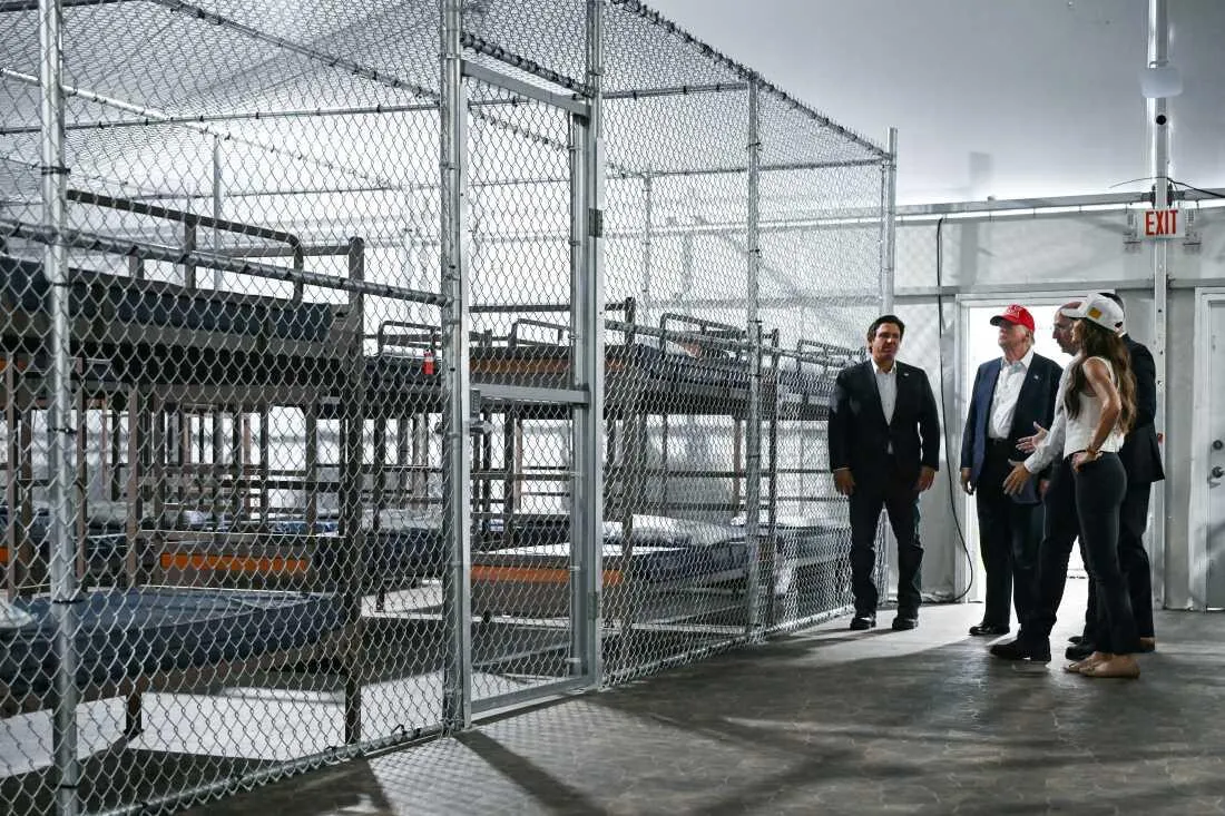 Лагерь Alligator Alcatraz во Флориде могут закрыть уже в июне Власти Флориды официально сообщили подрядчикам о закрытии депортационного центра Alligator Alcatraz пишет CBS News Последних 1400 мигрантов в ближайшие недели отправят в другие центры ICE или депортируют После этого лагерь в Эверглейдс разберут а площадку снова отдадут под учебный аэродром Губернатор Флориды Рон Десантис заявил что тюрьма выполнила свою задачу Но главная причина закрытия расходы которые уже приближаются к 1 млрд Проект который Трамп называл примером для всей страны обернулся огромными расходами Десантис обещал что федеральные власти вернут Флориде 608 млн за лагерь Но деньги до сих пор не пришли проект стал объектом судебных исков со стороны экологов и правозащитников Подписывайтесь Телеграм ЧЕРЕДОВ Нью Йорк Youtube канал БЮРО
