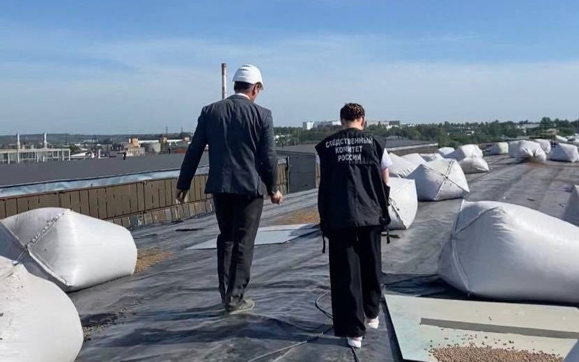 Уголовное дело о гибели рабочего на стройке Следственный комитет по Удмуртии возбудил уголовное дело по факту гибели мужчины во время строительных работ в Ижевске. Об этом сообщили в пресс-службе регионального управления СК РФ. Трагедия произошла утром 29 мая 2025 года на крыше одного из производственных зданий на улице Телегина. 41-летний рабочий занимался погрузкой металлических листов, когда сорвался вниз с высоты. От полученных травм мужчина скончался на месте до прибытия медиков. Фото: пресс-служба СК РФ по Удмуртии #Удмуртия #Ижевск
