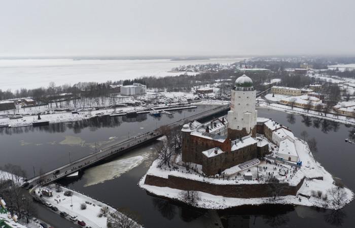 В Ленинградской области завершилась многолетняя реставрация доминанты Выборгского замка – башни Святого Олафа  Реставрация башни Святого Олафа в Выборге стартовала в 2017 году и проходила в два этапа. В 2018 году завершилось обновление кровли, были заменены оконные и дверные заполнения, расчищены и оштукатурены фасады, зачищены швы и стены внутри, восстановлена кирпичная кладка. В рамках второго этапа, начавшегося в 2021 году, специалисты отремонтировали фасады башни, установили новую лестницу и панорамный лифт.  Башня Олафа – доминанта Выборгского замка. В России это один из немногочисленных полностью сохранившихся памятников западноевропейского средневекового военного зодчества  XIII век .