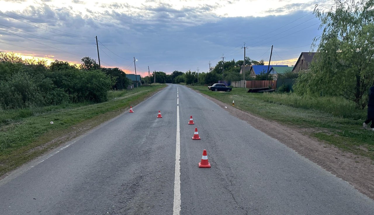 Оренбурженка оказалась в больнице после катания на капоте авто Таким образом развлекались жители села Новая Елшанка в Бузулукском районе. 24-летний водитель катал 17-летнюю девушку на капоте ВАЗ 21074 по улице Южной. «Аттракцион» закончился черепно-мозговой травмой, сотрясением и госпитализацией. Оренбуржье