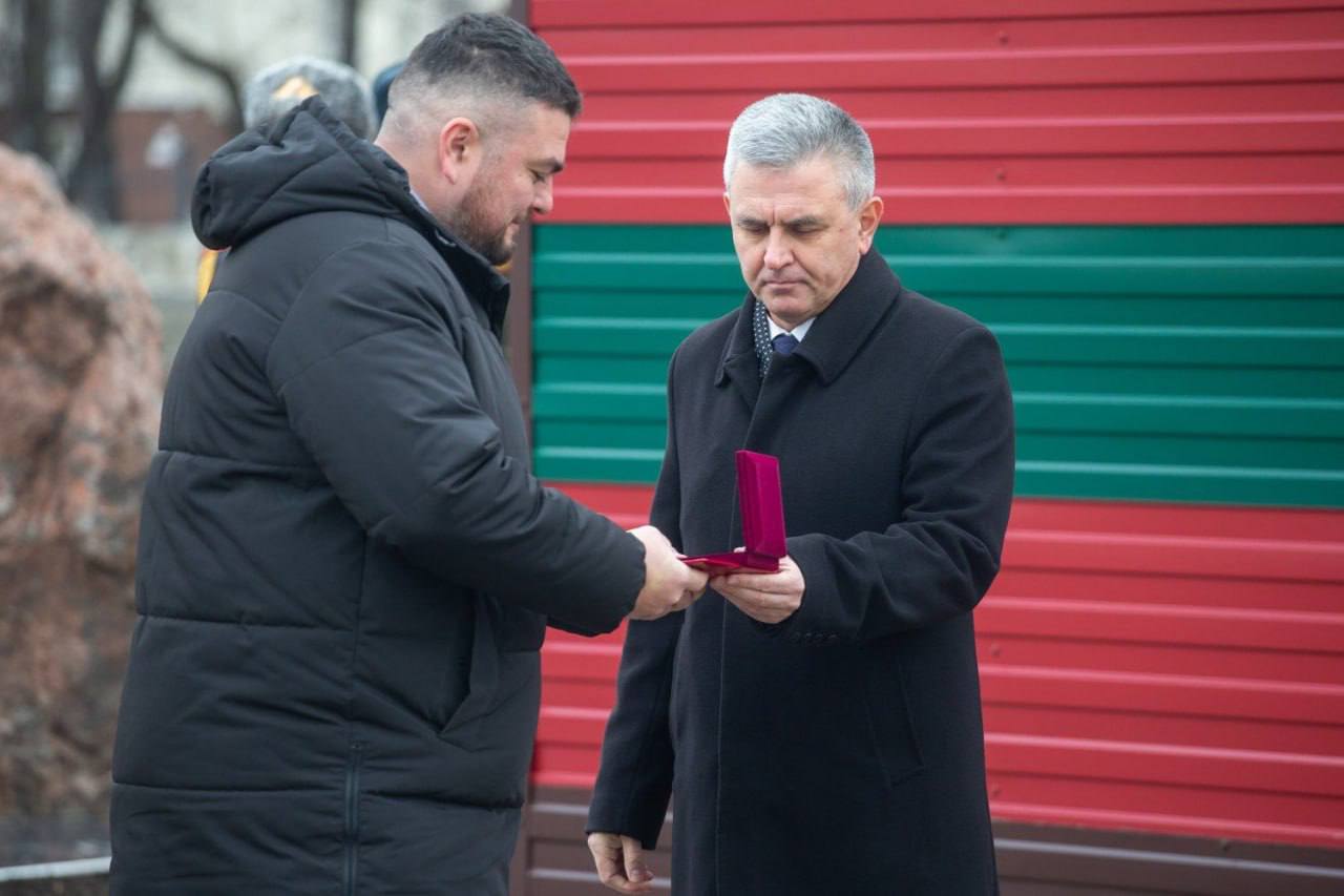 В Тирасполе открыли новое здание Военного института. На открытии присутствовал главнокомандующий Вадим Красносельский.   Инициатива строительства полноценного курсантского городка принадлежит Президенту. И выбранное место обосновано как логистически, так и исторически, ранее здесь находился первый батальон Республиканской гвардии и подразделение Тираспольского гарнизона.  Здание построили с нуля. Корпус рассчитан на 200 курсантов, и включает учебные классы, казарму, столовую, актовый зал. Обустроена территория – замостили плац, обновили освещение, сделали парковку. Также заложен фундамент для храма.   Учебное заведение является центром подготовки и переподготовки военнослужащих. Президент назвал сегодняшний день важным для института, Вооруженных Сил и страны в целом. В ходе мероприятия офицеры-преподаватели были отмечены государственными наградами.