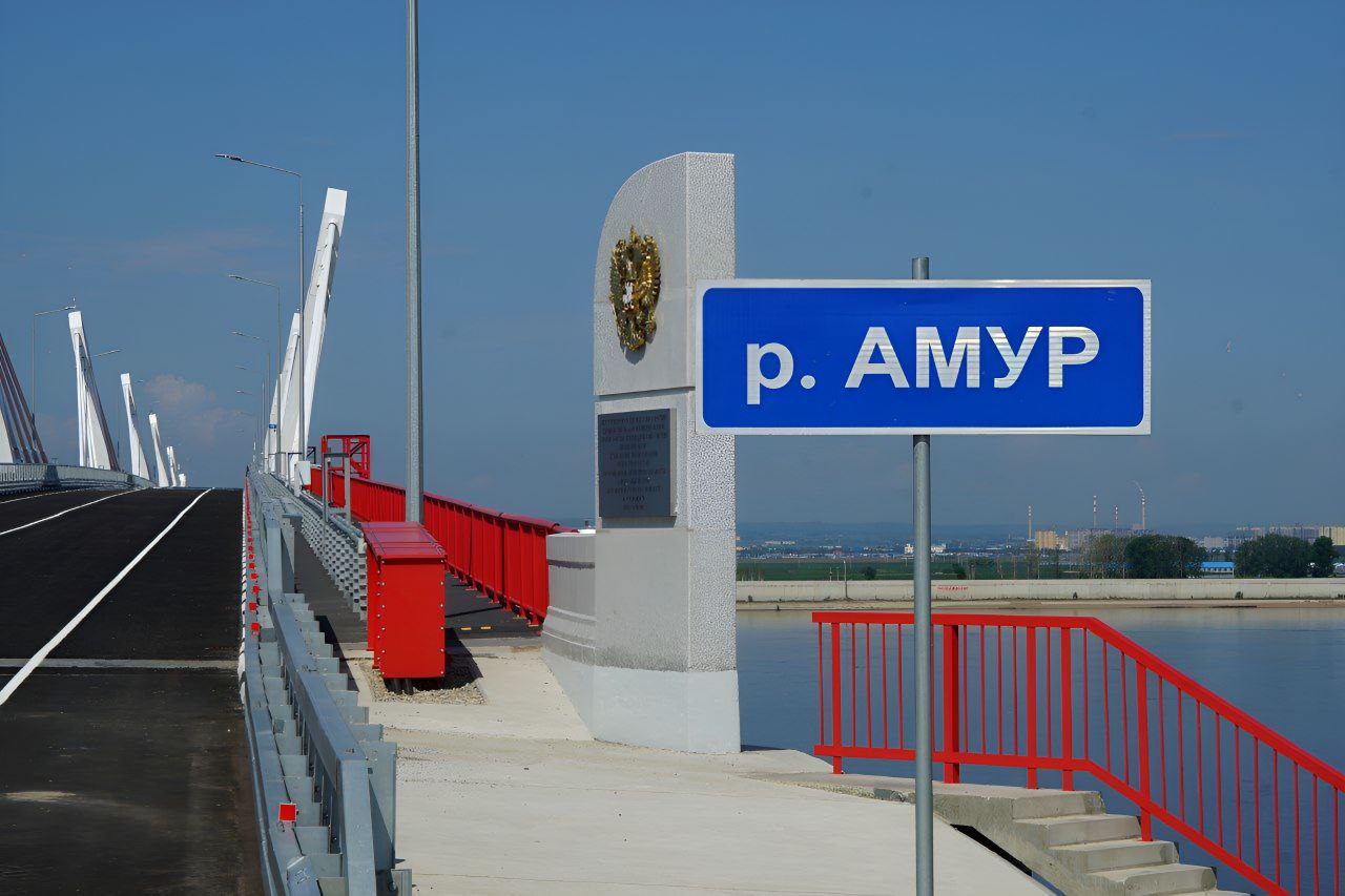 Ввозить транзитные товары по мосту Амур теперь можно по книжкам МДП АПП Кани Курган включен в перечень пунктов пропуска для ввоза товаров по книжкам Международных Дорожных Перевозок МДП Приказ 73н вступил в силу 27 сентября 2025 г Документ выдает Ассоциация международных автомобильных перевозчиков АСМАП Книжка МДП позволяет перевозить грузы в опечатанных контейнерах сокращая время и затраты на таможенных процедурах Срок действия 1 год В книжку вносятся данные с подробным описанием перевозимого товара со сведениями о грузоотправителе получателе перечнем сопроводительных документов Помещение товара под процедуру таможенного транзита с применением книжки МДП позволит сократить время оформления транспортных средств а это в свою очередь увеличит пропускную способность пункта пропуска Мост Амур