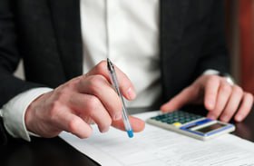 НКО не потребуется представлять отчетность в Росстат – закон опубликован  1 августа. / Консультант+ /. Подачу отчетности НКО автоматизируют, а саму отчетность упростят. Отчет нужно будет размещать на сайте Минюста. Форму, сроки и порядок представления утвердят по согласованию с Росстатом  п. 2 ст. 3 закона .  Сейчас форму и сроки Минюст определяет без такого согласования.  Новшества вступят в силу 1 сентября 2025 года  ч. 1 ст. 5 закона .  Как следовало из пояснительной записки к проекту, разработают единую форму отчета и информресурс для ее подачи. После размещения формы на информресурсе Минюста направлять ее в Росстат не потребуется. Нужные данные передадут в рамках межведомственного взаимодействия.  Документ: Федеральный закон от 31.07.2025 N 313-ФЗ