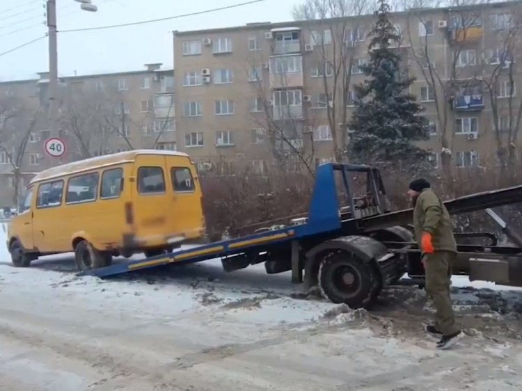 В Волжском эвакуировали автомобили оставленные под запрещающими знаками Сотрудники отдела Госавтоинспекции по городу Волжскому провели рейд по выявлению и устранению нарушений правил остановки и стоянки автомобилей Проверки прошли по всему городу в среду 21 января Как сообщили Волжский ру в пресс службе ГУ МВД по региону самое пристальное внимание было уделено парковке транспорта вдоль дорог в местах где установлены запрещающие знаки Одним из излюбленных водителями мест парковки у нарушителей стала улица Энгельса В ходе рейда правоохранители связывались с водителями с требованием убрать машины Несколько автомобилей которые вовремя не убрали были отправлены на штрафстоянку Подробнее на Волжский ру   www volzsky ru index php wx 16 wx2 82709 ВолжскийРу волжский vlz