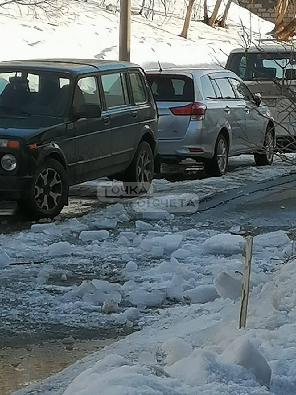 В Холмске возле жилого дома ледяная глыба едва не упала на женщину  В Холмске вечером 19 марта в 6 часу вечера на тротуаре у дома №34А по улице Школьной едва не произошел несчастный случай. Снежно-ледяная глыба рухнула всего в метре от проходившей мимо женщины.    "Ответственность за уборку крыши и территории несет управляющая компания «Южная». Теперь опасаемся повторения подобного. Нужно своевременно очищать снег и наледь", - обращаются жители.