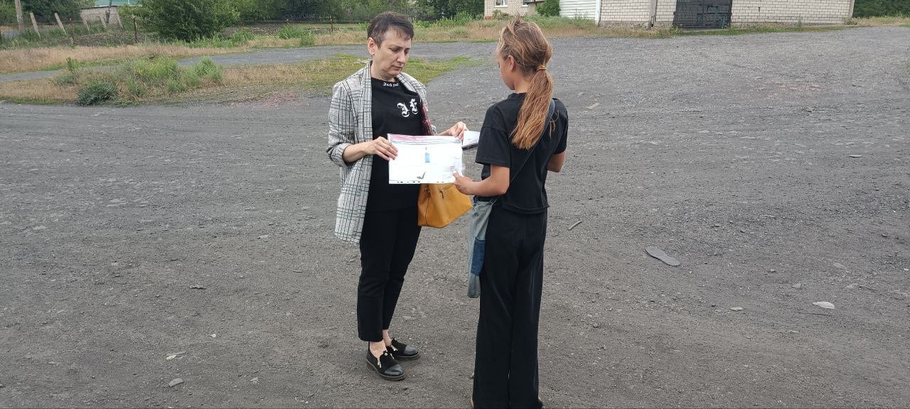Межведомственный рейд Отделом культуры, спорта и молодёжной политики совместно с представителями «Семейный центр» и ОМВД России «Ровеньковский» проведён межведомственный рейд по местам отдыха несовершеннолетних граждан города Ровеньки. В ходе рейда проведены профилактические беседы с детьми и молодёжью и вручены информационные буклеты. ↪Специалисты напомнили родителям о скрытой угрозе «третичного курения», которое вредит ребёнку не меньше, чем пассивное. Уважаемые родители! Не оставайтесь в стороне, объясняйте детям о вреде употребления любых видов алкоголя и сигарет. Берегите здоровье своих детей и поступайте ответственно!
