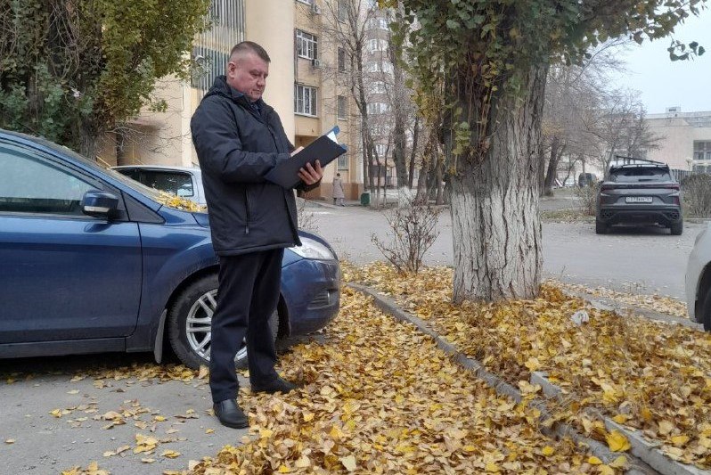 За неубранную опавшую листву и наваленные срубленные ветки в Ростовской области за прошедший осенний период ответственных лиц оштрафовали на общую сумму 1 2 млн рублей Всего административная инспекция составила 240 протоколов за такое нарушение правил благоустройства В правительстве региона напоминают за несвоевременную уборку территории от листвы и порубочных остатков предусмотрен штраф от 5 тысяч рублей для граждан 50 тысяч рублей для должностных лиц и до 100 тысяч рублей для юридических лиц Фото правительство Ростовской области Вести Дон Telegram MAX