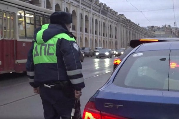 Много шума из апгрейда. ГАИ проверила автомобили на превышение громкости в Петербурге  Как сообщает полицейский главк, в Петербурге прошли профилактические мероприятия под кодовым названием "Шум". За неделю с помощью  измерительного прибора были осмотрены более 560 автомобилей.   Проверка Госавтоинспекции показала, что показатели не соответствуют норме у 41 транспортного средства. Громкость этих машин превышала показатели, установленные российским законодательством. Обычно это происходит из-за самостоятельного "улучшения" автомобиля.  Излишне громкие машины отправили под санкции: регистрация аннулирована, номерные знаки отправлены в архив. Сами водители попадают под административные статьи.  Вернуться за руль своих автомобилей владельцам разрешат только при определенных условиях. Для этого им надо будет устранить нарушения и провести процедуру возобновления государственного учета в подразделении Госавтоинспекции.    стоп-кадр видео ГУ МВД России по Петербургу и Ленобласти