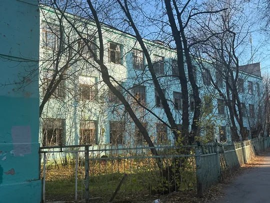 Вопрос о передаче краю бывшего здания лицея 3 рассмотрит апелляция Спор между краевыми властями и теруправлением Росимущества по поводу здания на ул Розалии Землячки 11 вышел на новый этап Мингосимущество региона обжалует решение суда который признал незаконным бездействие управления не ответившего на запрос о передаче объекта из федеральной в краевую собственность Минобр края планирует использовать здание под образовательные нужды а Росимущество продать его на торгах Власти полагают что первое ведомство должно обязать теруправление передать спорное имущество краю В итоге суд фактически уклонился от рассмотрения требований министерства