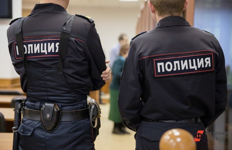 Калининградец организовал фиктивную регистрацию мигрантов  62-летний житель Калининграда оказался в центре уголовного дела после того, как в его квартире на улице Вагоностроительной были зарегистрированы 15 иностранных граждан. Проверка, проведенная полицией, показала, что фактически никто из этих людей в квартире не проживает — ни самих мигрантов, ни следов их пребывания обнаружено не было.  Соседи подтвердили, что никогда не видели такого количества людей в квартире. Владелец жилья проходит по статье 322.2 УК РФ  фиктивная постановка на учет иностранцев . Максимальное наказание по этой статье достигает 5 лет лишения свободы. Эксперты отмечают, что такие схемы часто используются для легализации нелегальных трудовых мигрантов, что создает угрозы для общественной безопасности. В УМВД подчеркивают, что будут продолжать выявлять и пресекать подобные нарушения миграционного законодательства.