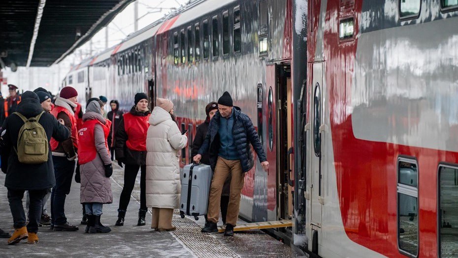 Прокуратура сообщила о возобновлении движения поездов в Архангельск Ранее из за технической неисправности на участке Северной железной дороги пассажирские рейсы задерживались Ведомство начало проверку соблюдения прав пассажиров и безопасности движения Это уже не первый случай сбоев в декабре ранее из за схода вагонов под Пензой были задержаны и перенаправлены поезда следующие в Петербург и из города Сергей Ермохин Подписаться на ДП в Telegram MAX