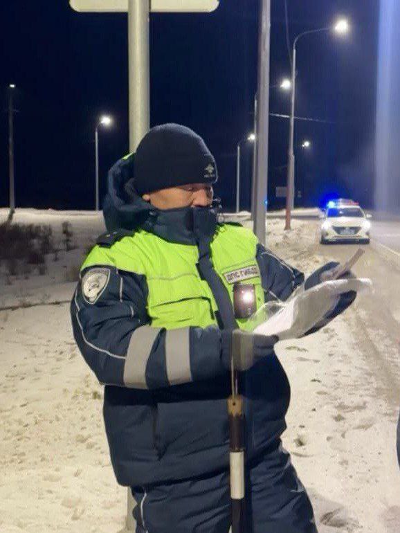 Дорожная ситуация в Туве за 5 января 2026 года Всего за сутки пресечено 184 нарушения ПДД   задержано 8 водителей в состоянии опьянения     выявлено 17 лиц не получавших водительского удостоверения и лишенных права управления транспортом   В ОВД доставлено 4 лица На спецстоянки помещено 20 транспортных средств За минувшие сутки на дорогах республики зарегистрировано 10 ДТП 1 учетное   ранен 1   погибших нет 1   В Эрзинском районе 05 01 2026 в 03 50 ч 21 летняя местная жительница в состоянии алкогольного опьянения за рулем автомобиля Лада Гранта допустила наезд на деревянный забор с последующим наездом на дом в с Эрзин В момент ДТП автолюбительница перевозила двух пассажиров своего возраста один из которых госпитализирован в травматологическое отделение НЕ САДИТЕСЬ ЗА РУЛЬ В СОСТОЯНИИ ОПЬЯНЕНИЯ и ЕСЛИ НЕ ИМЕЕТЕ ПРАВ Подобное попустительство может стоить жизни ни в чем не повинных людей   дежурной группы ОР ДПС 8 39422 5 66 11 9 39 39 Управление Госавтоинспекции МВД по Республике Тыва