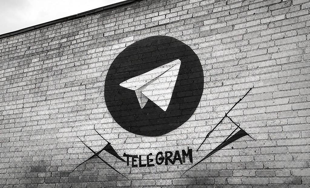 А я говорил про IPO Telegram  Telegram планирует IPO во втором-третьем квартале 2025 года — в рамках подготовки инвесторам предлагают купить облигации компании 2021 года на вторичном рынке с возможностью их конвертации в акции при IPO.  Условия конвертации зависят от сроков IPO:   10% дисконт — при IPO до марта 2024 года,   15% дисконт — до марта 2025 года,   20% дисконт — до марта 2026 года.  Если IPO не состоится, облигации погасят в 2026 году. Если базовый актив не будет приобретен, инвесторам вернут деньги с доходностью 3% годовых.  В 2021 году Telegram привлек $1 млрд на первом размещении облигаций и еще $750 млн на втором. Долговые обязательства компании составляют $2 млрд, а 100% акций остаются у Павла Дурова.  Если вы ничего не поняли, держитесь крепче — табуретка начнет шататься еще сильнее. P.S. В комментариях — презентация от БКС.