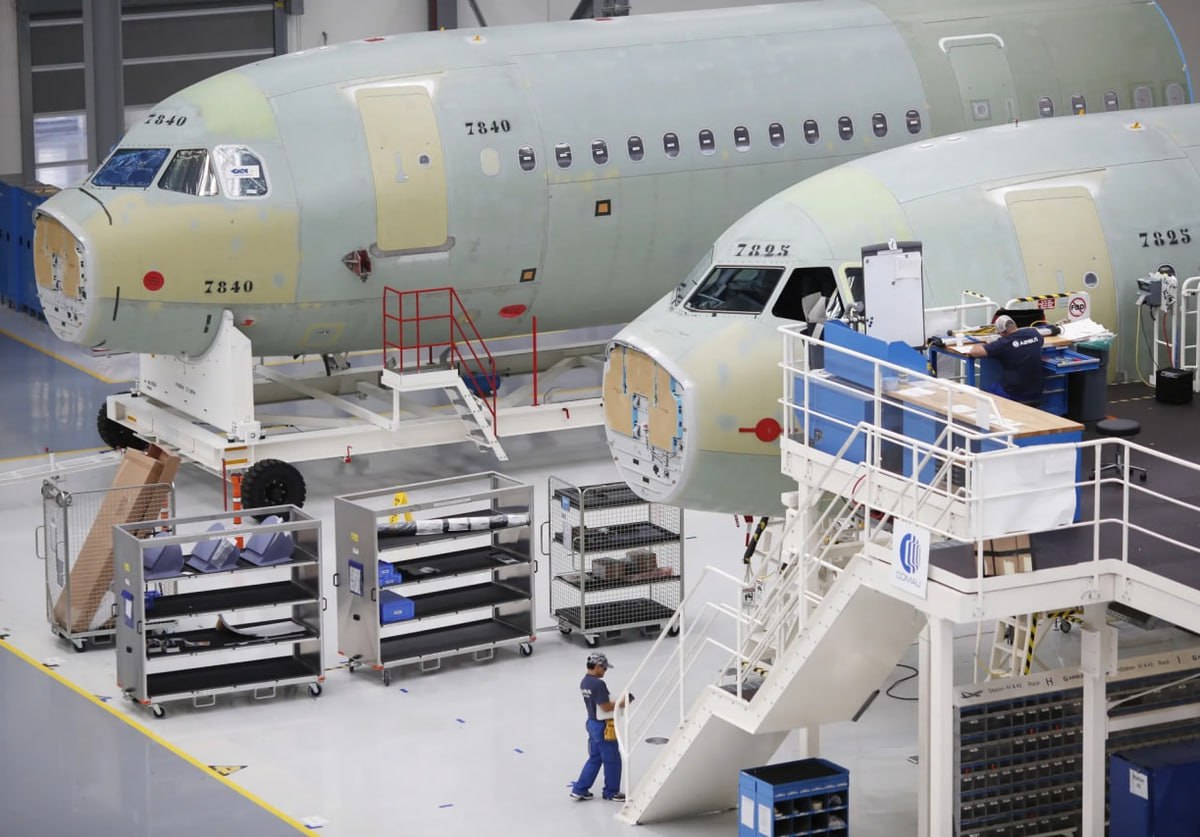 Bloomberg: Китай рассматривает возможность заказа сотен самолетов Airbus Как сообщают "осведомленные источники", Китай рассматривает возможность размещения заказа на сотни самолетов Airbus уже в следующем месяце, пишет Bloomberg. По их словам, сделка может включать около 300 самолетов, как узкофюзеляжные, так и широкофюзеляжные модели, а один инсайдер сказал, что заказ может варьироваться от 200 до 500 самолетов. Однако переговоры носят "нестабильный характер" и могут сорваться или занять больше времени. Байки лаовая. Китай. Новости