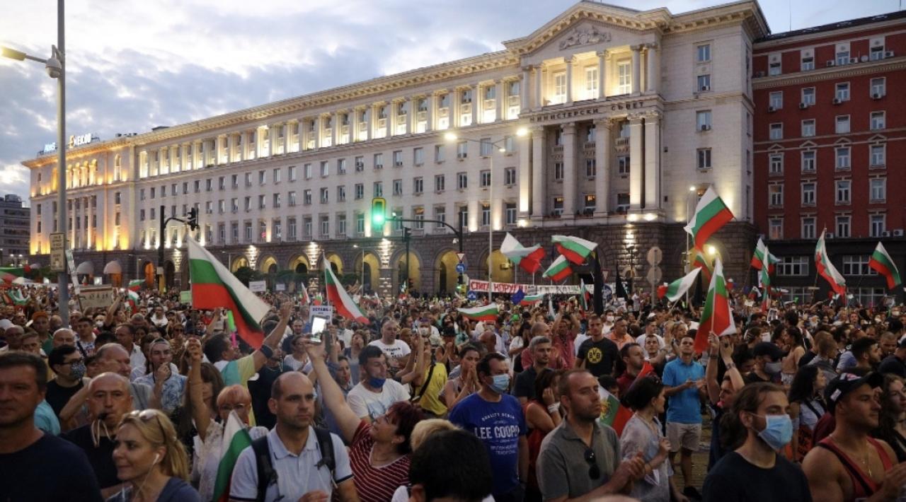 Премьер министр Болгарии ушел в отставку на фоне затяжных уличных протестов Росен Желязков объявил о своем решении перед голосованием парламента по вопросу о доверии правительству сообщает агентство Reuters Причиной массовых демонстраций стало недовольство внутренней экономической политикой кабинета министров и сомнения граждан в способности властей эффективно противодействовать коррупции Главное здесь Подписывайтесь