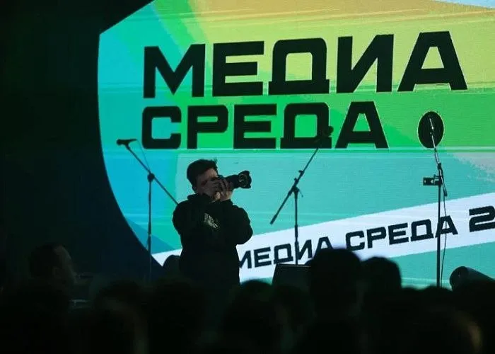 Вечёрка Алексей Текслер наградил 4 лучших детских медиа Челябинской области В Челябинске подвели итоги второй региональной молодежной премии Медиасреда На торжественной церемонии губернатор Алексей Текслер от всей души поблагодарил ребят за интересный контент который выходит за рамки образования Лучших креаторов пригласили на сцену для награждения В нашем регионе очень активная молодежь Вы создаете очень интересный востребованный контент который используется за рамками системы образования Он интересен не только вашим сверстникам Это очень важно обратился к юным журналистам глава региона Читайте Вечерку там где удобно Дзен ВКонтакте Одноклассники Max Telegram Написать нам подробнее на канале Вечёрка