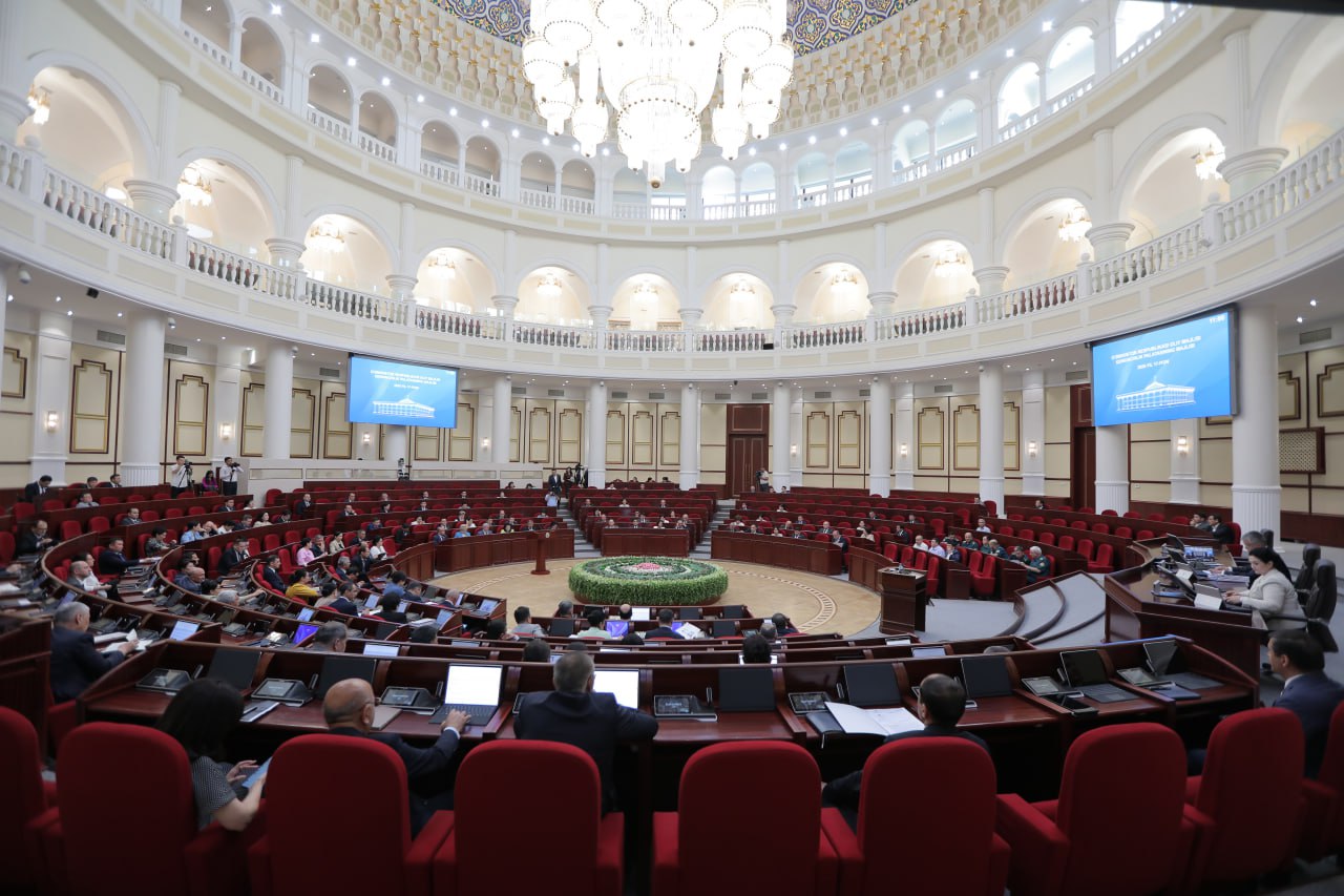 Узбекистан упрощает правила трудоустройства за границей Соответствующее решение было принято на сегодняшнем заседании Законодательной палаты Олий Мажлиса. Основные изменения: • С работодателей не будут взимать плату за помощь в трудоустройстве граждан, ищущих работу за границей. • Миграционному агентству даны полномочия на выписывание штрафов за нарушения в сфере частных агентств занятости. • Теперь компании могут организовывать курсы по повышению квалификации и изучению иностранных языков для тех, кто хочет работать за границей. • Также агенства могут привлекать иностранных работодателей для сотрудничества.