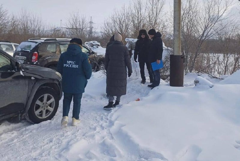 Три протокола об административных правонарушениях составлены на магнитогорцев, вышедших на лед реки Урал.  Сегодня состоялся межведомственный рейд с представителями управления гражданской защиты населения, администрации Ленинского района, сотрудниками ГИМС МЧС России и Магнитогорского отряда поисково-спасательной службы Челябинской области.  Несмотря на выставленные запрещающие аншлаги, люди продолжают выходить на лед водоемов, подвергая свою жизнь опасности. Сразу трое нарушителей были установлены в районе Северного перехода.  УГЗН предупреждает: выход на лед водоемов запрещен   Во избежание несчастных случаев: - нельзя отпускать детей на лед  на рыбалку, катание на лыжах или коньках  без присмотра; - запрещается выходить на лед в темное время суток и при плохой видимости; - не следует проверять прочность льда ударом ноги; - тонкий лед имеет молочно-мутный или серый цвет, его структура ноздреватая и пористая. Такой лед обрушивается без предупреждающего потрескивания. Лед, покрытый снегом, не только маскирует полыньи, но и замедляет рост ледяного покрова.  Не пренебрегайте правилами безопасности и здравым смыслом, только так возможно избежать трагических последствий.    При возникновении несчастного случая необходимо звонить по телефону экстренного вызова «112».