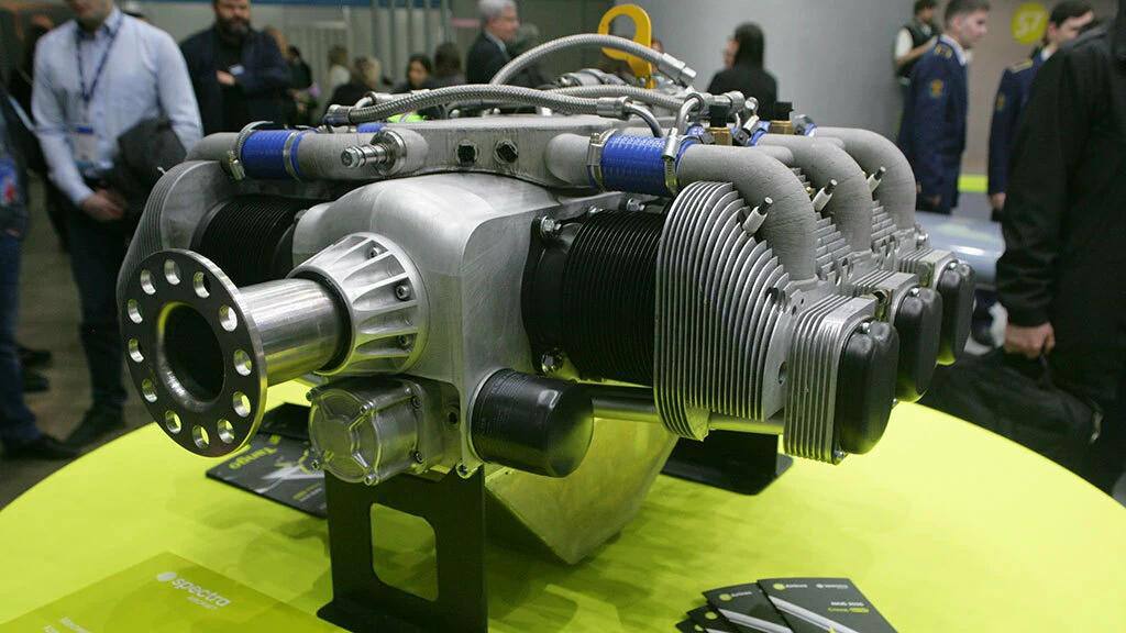 В России создадут первый авиадвигатель для малой авиации S7 Group завершает разработку собственного авиационного поршневого двигателя АПД-520. В 2025 году начнутся испытания, а уже в 2026 — серийный выпуск. Первый год планируется собрать не менее 30 двигателей. Новый мотор будет устанавливаться на легкомоторные самолеты Tango — четырехместные учебные и малые гражданские ВС. Производство этих самолетов также стартует в 2026–2027 годах. Двигатель мощностью 200 л.с. разработан из российских композитных материалов, ресурс планируется довести до 2000 часов налета. Проект может стать важным шагом в импортозамещении в сфере летной подготовки: Tango интересует государственные учебные центры и летные училища, где сейчас используются зарубежные самолеты.