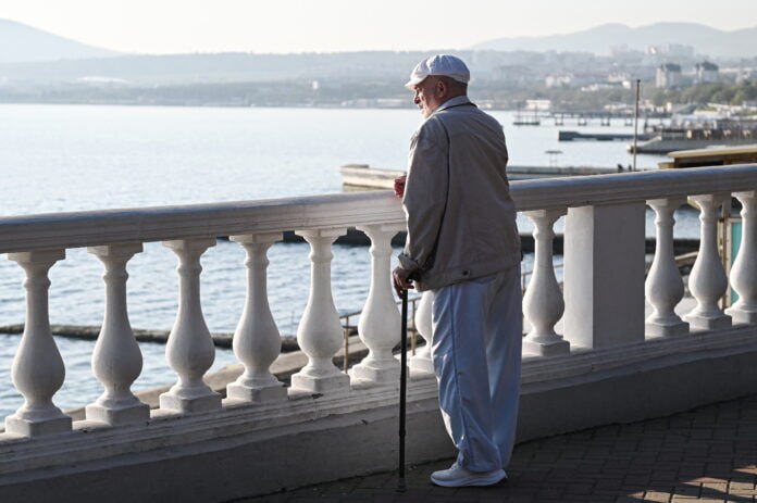 Средняя пенсия в России достигла 23 534 рублей рост на 20 за два года Средний размер пенсий в России увеличился на 20 за последние два года и на данный момент составляет 23 534 рубля Всего на сегодня на учете в системе Соцфонда страны находятся 40 6 миллиона пенсионеров Подробнее читайте по ссылке Фото Игорь Онучин ТАСС yk24 ru в MAX Telegram ВК VK Видео