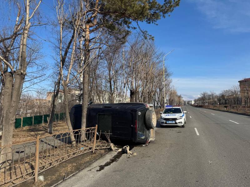 В Артёме вылетел с дороги и перевернулся, травмы получил его 54-летний пассажир. Водитель внедорожника скрылся с места аварии, специалисты устанавливают его личность.  Источник: