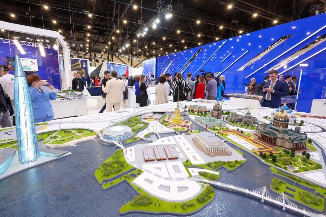 Петербург начал подготовку к ПМЭФ 2026   Международное деловое мероприятие пройдет на берегах Невы с 3 по 6 июня Но уже сегодня профильные ведомства и Фонд Росконгресс согласовали работы по подготовке Особое внимание они уделили развитию транспортной инфраструктуры в районе Экспофорума где проходит ПМЭФ Следуя традиции Петербург представит свою экспозиционно деловую зону На этот раз ее площадь превысит 1 6 тысячи квадратов Гости смогут изучить приоритетные городские проекты в сфере промышленности и инноваций Не обойдется и без деловой культурной и спортивной программ Интересным пообещали сделать и павильон Душа России названный в честь Года единства народов России Там выставят региональные бренды из области креативных индустрий Смольный Читай нас в MAX Читай нас в Telegram