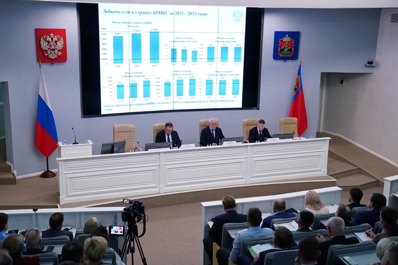 Сергей Цивилев провёл совещание по вопросам угольного раздела Энергостратегии-2050 и вывоза угольной продукции    В мероприятии приняли участие представители Минтранса, Ростехнадзора, правительства угледобывающих регионов, ОАО «РЖД», а также угольные компании.     Минэнерго представило доклад об основных целях угольной части Энергостратегии-2050, подчеркнув важность активного сотрудничества с отраслью в доработке документа.      Также обсуждалась ситуация в угольной промышленности и исполнение соглашений по вывозу угля на восток. По итогам 9 месяцев 2024 года планы выполняются.    Кроме того, в ходе совещания рассмотрели тарифы на перевозку угля железнодорожным транспортом. Минэнерго совместно с другими ведомствами и РЖД прорабатывает сбалансированную позицию по этому вопросу.    Глава ведомства также дополнил, что Минэнерго считает важным заключение Соглашений на 2025 год о вывозе угольной продукции со всеми угледобывающими регионами, имеющими такие соглашения на 2024 год, а также создать новые на Северо-Запад и Юг.    «Минэнерго считает крайне важным подписание Соглашений на 2025 год для того, чтобы угольные компании могли планировать свою работу в следующем году», – пояснил Сергей Цивилев.