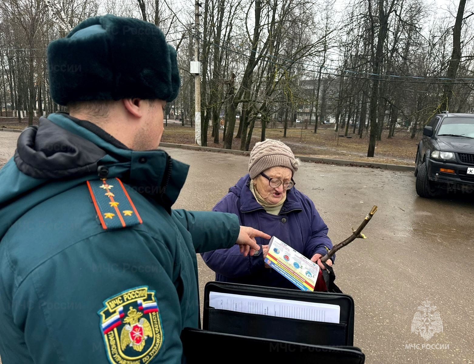 Спасатели напомнили тулякам о правилах пожарной безопасности в зимний период     Сотрудники МЧС России продолжают регулярно напоминать жителям о важности соблюдения правил пожарной безопасности.    Так, инспекторы государственного пожарного надзора города Тулы по Зареченскому округу совместно с представителями местной администрации провели профилактические рейды по улицам города. Спасатели рассказали тулякам, что нагрузка на электрообогревательные устройства и электрическую проводку увеличивает риск возникновения пожаров. Еще одна из причин возникновения возгораний - нарушение правил эксплуатации электрических приборов.    Сотрудники спасательного ведомства во время бесед с жителями уделили особое внимание теме состояния отопительных систем. Они напомнили гражданам о том, что при наличии печного отопления в жилье перед началом зимнего сезона необходимо проверят дымоходы. Их регулярная чистка и установка искрогасителей помогут предотвратить возгорание.      МЧС Тульской области   подписаться