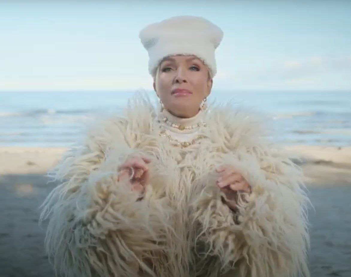 Украинцы обрушились с критикой на Лайму Вайкуле после того как она исполнила украинскую народную песню Щедрик в рекламе сети супермаркетов АТБ Певица известная своей антироссийской позицией и участием в сборе средств для ВСУ вызвала недовольство у некоторых граждан Они напомнили ей о её популярности в СССР и работе в российском шоу бизнесе Russia News Подпишись