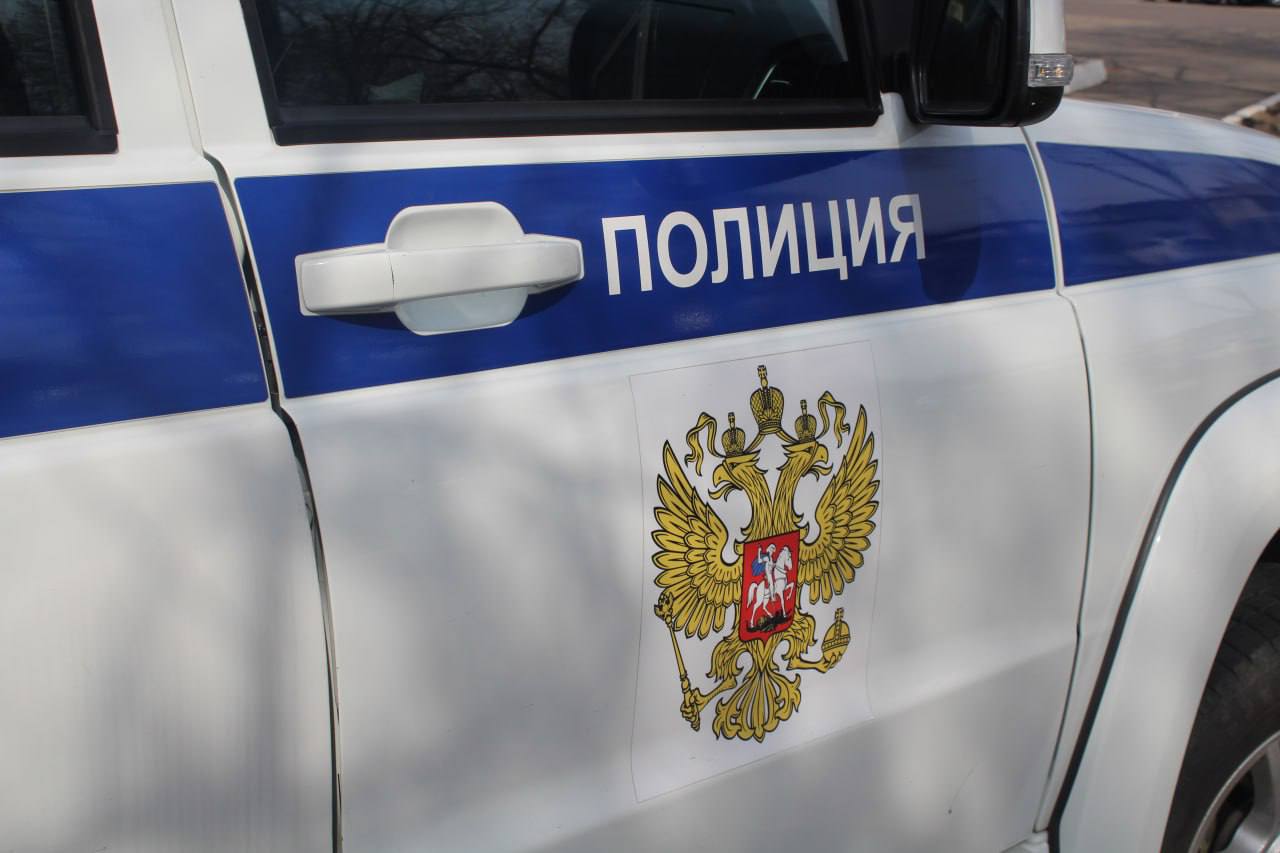 Как сообщили в пресс-службе УМВД России по городу Владивостоку, в ходе мониторинга социальных сетей выявлена публикация об обнаружении опасного предмета на улице Сельская. Установлено, что в дежурную часть отдела полиции Первореченского района поступило сообщение жительницы Владивостока. Женщина сообщила о том, что в районе улицы Сельской во дворе жилого дома находится подозрительный предмет. На место происшествия незамедлительно выехала следственная оперативная группа полиции. Установлено, что обнаруженным предметом является пластиковая страйкбольная граната, не представляющая опасности. По результатам проверочных мероприятий будет принято решение в соответствии с законодательством. Полиция Приморья
