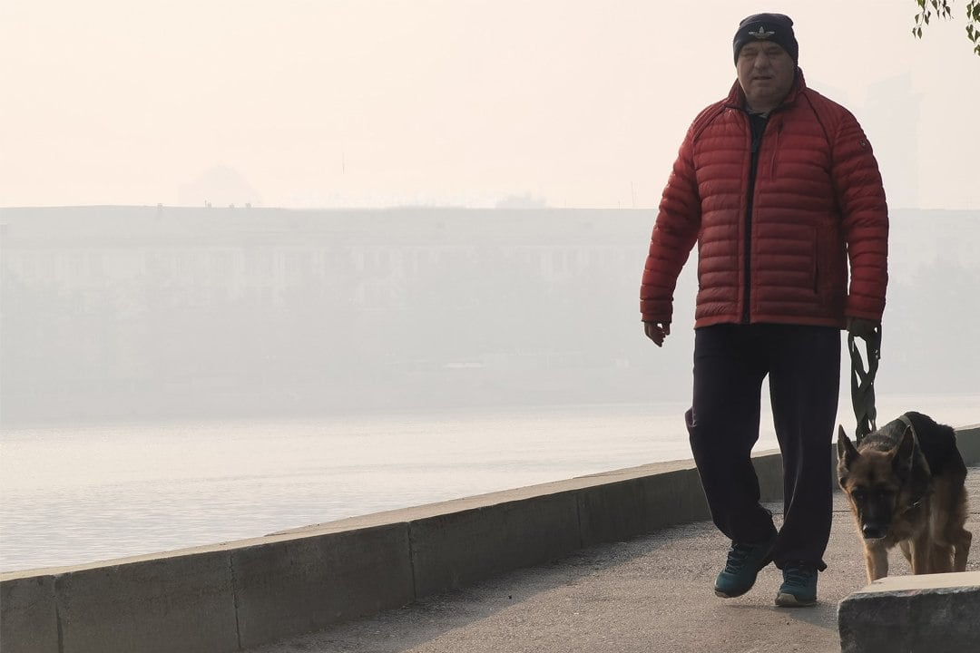 Пермь на несколько дней окажется накрытой смогом. Над городом из-за устойчивого антициклона нависли загрязняющие примеси, без снега значительно выросла запыленность дорог.  Серая пелена будет закрывать небо до конца ноября: