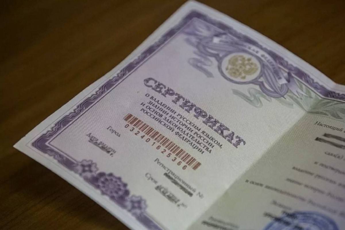 Мигрант подделал сертификат о знании русского языка в Хабаровске Иностранец хотел получить патент для этого пришел в органы миграции с сертификатом о владении русским языком Однако сведения о том что экзамен им сдан успешно по итогу оказались ложными В связи с нарушением исполнения законодательства о правовом положении иностранных граждан в Российской Федерации прокурор обратился в суд Лжесертификат был признан недействительным Будь в курсе событий везде ОК VK MAX