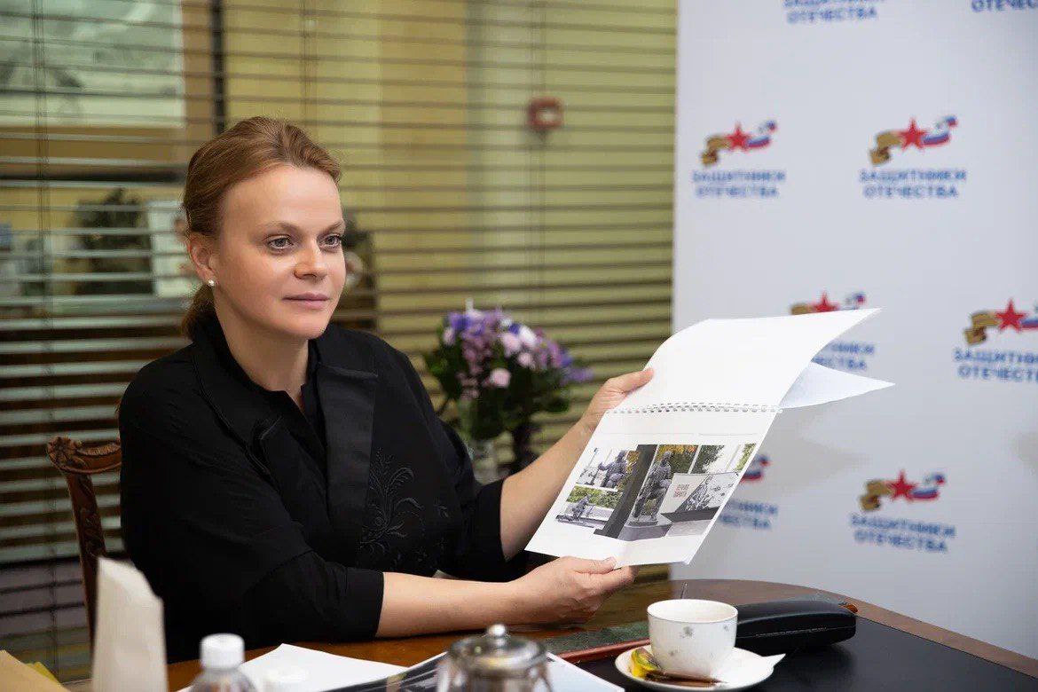 Провела рабочую встречу с губернатором Псковской области Михаилом Ведерниковым. Обсудили направления комплексной социальной поддержки участников специальной военной операции. Региональный филиал фонда показывает отличные результаты, работая в связке с правительством Псковской области, чтобы предоставлять социальную поддержку участникам СВО максимально эффективно в режиме одного окна. С начала деятельности филиала из 22 000 поступивших обращений было решено более 94%. В прошлом году в Псковской области был открыт Ресурсный центр поддержки. Он адаптирован для маломобильных групп и расширяет возможности для помощи и сопровождения наших защитников и членов их семей. В регионе удачно реализуется программа «Герои земли Псковской», заявки на участие в которой подали свыше 300 человек, из них около 40% – действующие военнослужащие. В ходе встречи обсудили развитие адаптивного спорта и расширение специализированной инфраструктуры в регионе, а также проекты, реализуемые совместно с Минобороны РФ, и перспективы развития военной медицины. В Пскове сейчас строят новый корпус военного госпиталя на 100 коек, а после сдачи его в эксплуатацию начнется реконструкция старого здания. Наметили планы взаимодействия. Продолжим совместную работу над тем, чтобы каждый герой как можно скорее возвращался к мирной жизни.
