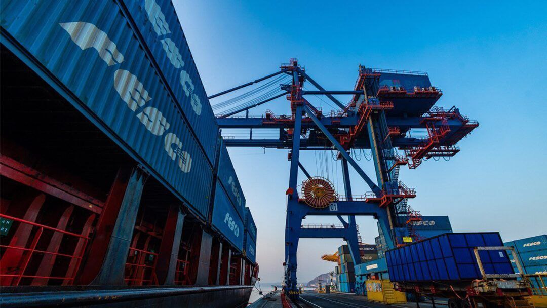 Fesco приобрела компанию-оператора Калининградского морского рыбного порта Транспортная группа Fesco с целью усиления позиций в Балтийском бассейне объявил о приобретении компании, управляющей терминалом Калининградский морской рыбный порт КМРП . Об этом сообщила пресс-служба компании. Согласно условиям сделки, Группа осуществила покупку 100% акций АО «СИТИ Групп», которое владеет объектами недвижимого имущества КМРП на праве долгосрочной аренды до 2070 года , а также компанией-оператором данного морского терминала – ООО УК «Портовая Инфраструктура». КМРП – морской терминал, специализирующийся на работе с генеральными, навалочными, наливными и пищевыми грузами. Мощность составляет 2,2 млн тонн в год, способен переваливать также все типы замороженной продукции до 100 тысяч тонн в год. Наливной терминал КМРП обладает производительностью до 420 тысяч тонн в год. Общая площадь территории — 34,1 га. Вхождение КМРП в состав Fesco — первый шаг для качественного усиления наших логистических и портовых возможностей в Калининградской области. Тем более что у FESCO богатый и успешный опыт управления крупнейшим универсальным терминалом на Дальнем Востоке — ВМТП. Однако главная наша задача заключается в том, чтобы вместе с госкорпорацией «Росатом», частью которой является Fesco, в целом сфокусироваться на развитии Калининградского транспортного узла и обеспечении логистической доступности самого западного региона России, — отметил руководитель Транспортной группы FESCO Пётр Иванов. Подписаться на «Медиапалубу»