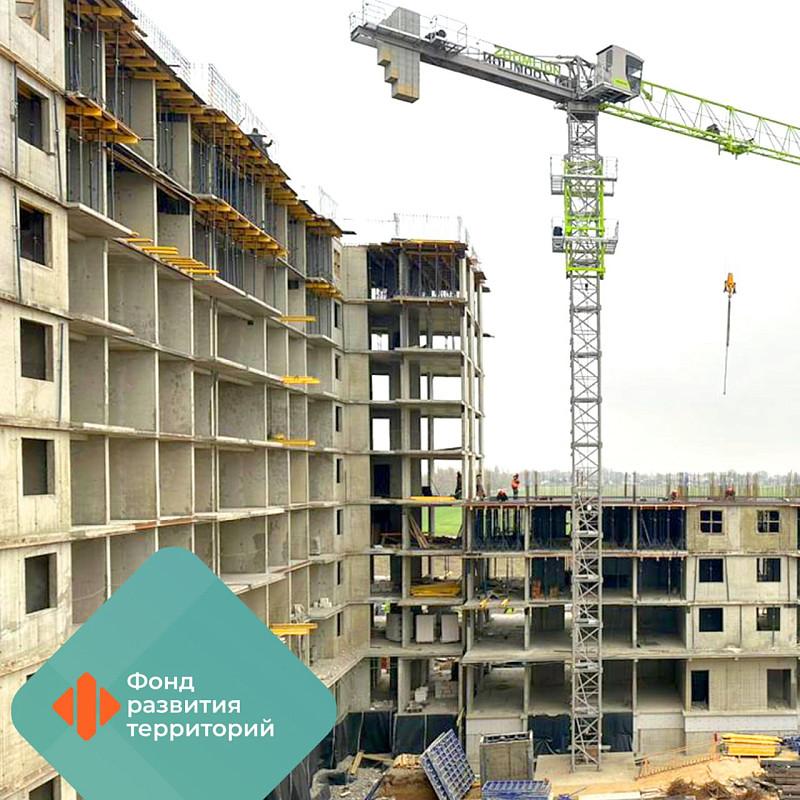 В Скадовске застройщик участник СЭЗ завершил возведение монолита 9 этажного дома В городе Скадовске Херсонской области застройщик реализуя инвестпроект в свободной экономической зоне в несколько этапов возводит жилой комплекс В рамках строительства первой очереди МКД он завершил монолитные работы 9 этажного дома Строящийся ЖК в Скадовске первый такой многоквартирный комплекс в курортном городе У него хорошая локация на побережье Черного моря а проектом предусмотрено создание детских и спортивных площадок прогулочных зон Первый этап строительства предполагает ввод двух 9 этажных домов общей площадью порядка 38 тыс кв метров В новостройках расположится 582 квартиры На сегодняшний день завершены монолитные работы первого дома сейчас проходит кладка внутренних стен и облицовочного кирпича В еще одном доме возведены монолитные конструкции до шестого этажа Всего проектом предусмотрено строительство 18 МКД сообщил Генеральный директор ФРТ Василий Купызин Окончание работ по первому этапу запланировано на 2027 год Всего на сегодня участниками СЭЗ стали 50 застройщиков Регулятором свободной экономической зоны выступает Минстрой России Фонд развития территорий управляющая компания