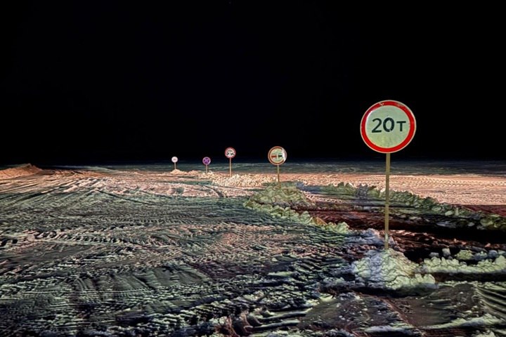 Грузоподъемность ледовых переправ увеличилась в Якутии Управление автодорог Якутии объявило о поэтапном увеличении допустимой нагрузки на региональных ледовых автозимниках Это стандартная практика которая следует за укреплением ледового покрова и позволяет осуществлять более серьезные грузоперевозки в отдаленные районы Первое изменение вступило в силу 15 декабря на ледовой переправе через реку Вилюй в составе дороги Эдьигээн Там теперь разрешено движение транспорта общей массой до 10 тонн С 16 декабря такая же норма начала действовать на трассе Амга через реку Алдан между Усть Маей и Эльдикан Наиболее значительное повышение коснулось автозимника Эбелях Саскылах в Анабарском районе С 16 декабря здесь разрешено движение автомобилей с общим весом до 20 тонн Дорожники призывают водителей строго соблюдать установленные нормы скоростной режим и дистанцию для безопасности Фото минтранс Якутии