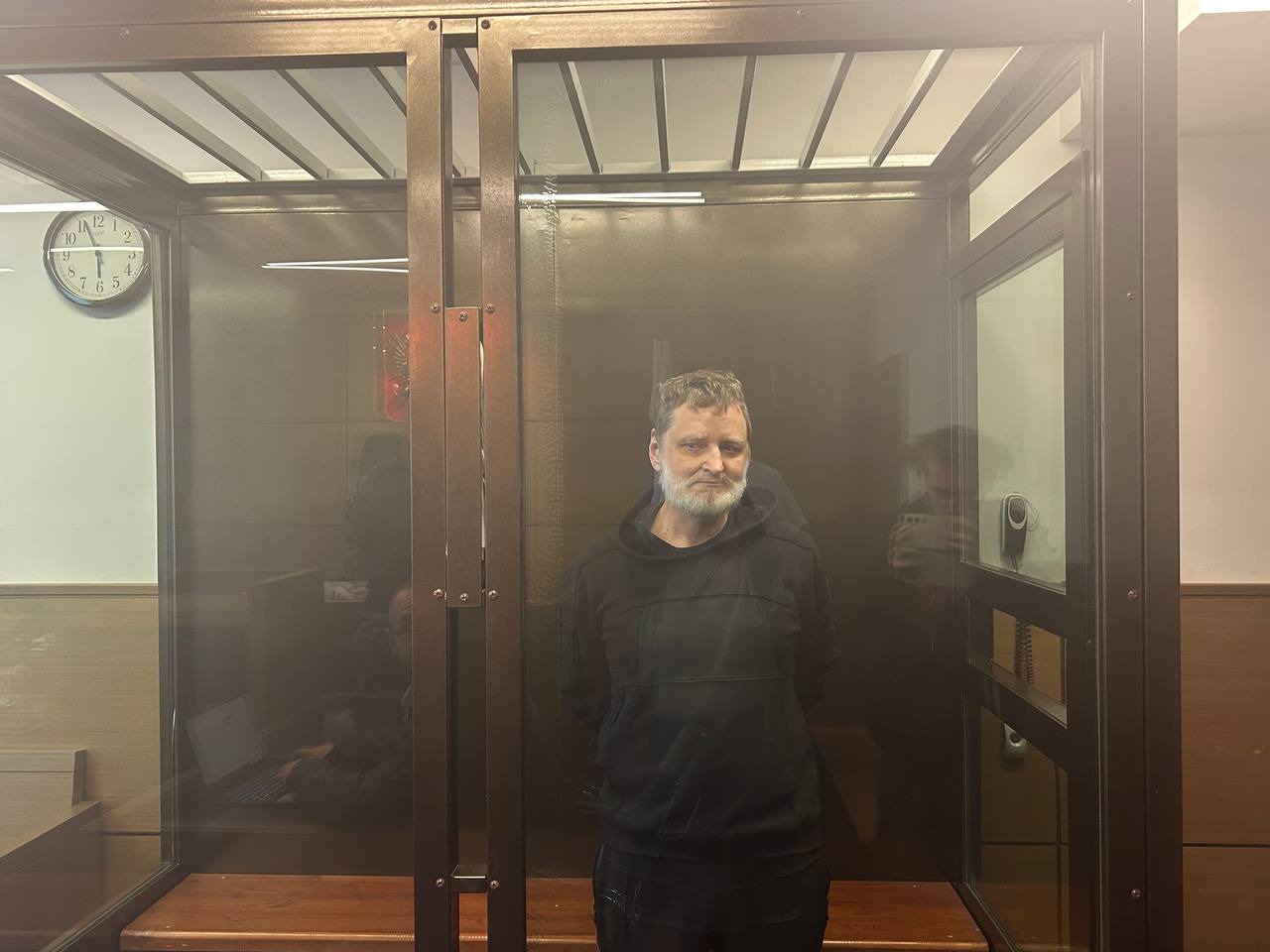 Преподавателя Бауманки Александра Нестеренко судят за украинские песни Онлайн В Люблинском суде Москвы начинается рассмотрение дела 62 летнего преподавателя МГТУ имени Баумана Александра Нестеренко об экстремизме возбужденное из за пяти украинских песен во ВКонтакте Сразу же на заседании встает вопрос о доверии суду Это вы тот судья которая сказала что в первом СИЗО свиданий нет спрашивает Нестеренко Судья не отвечает он говорит я вам полностью доверяю вы честный человек Дело было заведено из за публикации двух видео на украинские песни Ми ростем в исполнении группы Воплі Відоплясова и Запалимо з ранку УКРАЇНА ПЕРЕМОЖЕ за авторством Gordon Black а также песен Зродились ми великої години и ремиксы на Батько наш Бандера Україна мати Эксперты и следствие сочли что в этих композициях есть признаки побуждения к совершению насильственных действий в отношении русских как группы лиц выделенной по признаку национальности а также к уничтожению русских как военного противника Нестеренко находится в СИЗО почти год На момент задержания он был членом избирательной комиссии с правом решающего голоса от партии Яблоко Его задержали накануне выборов где он должен был работать членом участкового избиркома Медиазона ведет онлайн zona media online 2025 08 28 nesterenko Фото Медиазона Купите наш Зона VPN и всегда оставайтесь на связи с нами zona vpn bot