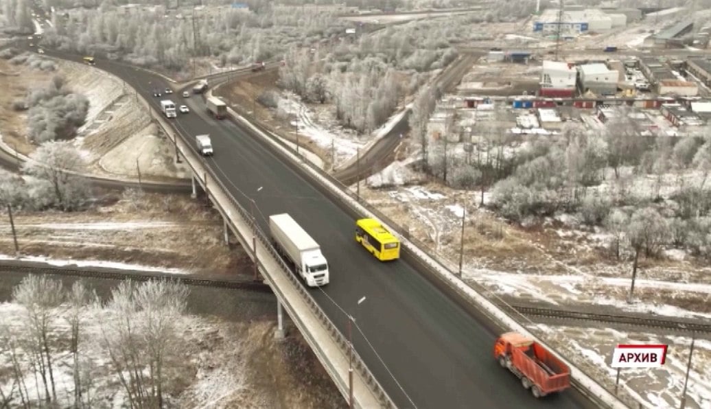 Специалисты не выявили дефектов и повреждений, которые снижают грузоподъемность Суринского путепровода.  Накануне в СМИ появилась информация, что мост находится в ограниченно работоспособном состоянии. Но это не угрожает повседневной эксплуатации сооружения. По документации мост может выдерживать нагрузку от колонны грузовых автомобилей и тяжелый грузовик с общей массой 80 тонн. Вскоре путепровод будет передан в собственность области. Это позволит найти средства на его ремонт.  – Мы находимся в тесном взаимодействии. И одно из последних замечаний, которые необходимо отработать – это передача инженерных сетей, которые находятся на путепроводе. В частности, это опоры «Россетей», поэтому мы сейчас этот вопрос урегулируем и будем готовы в полном объёме передать данное сооружение, – говорит директор департамента городского хозяйства мэрии города Ярославля Ярослав Овчаров.    Подписаться   Прислать новость