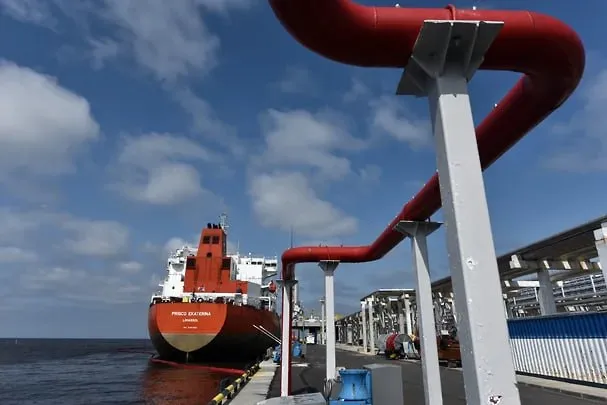 Россия нарастила морской экспорт нефти 13 19 апреля на 22 к предыдущей неделе до 355 тыс тонн в сутки подсчитали в Центре ценовых индексов ЦЦИ Отгрузки выросли впервые после трехнедельного снижения Число отгруженных танкеров увеличилось с 20 до 24 судов Ситуацию выправило восстановление отгрузок из Приморска и Усть Луги но поставки из Новороссийска остаются парализованными Повреждения в портах из за атак привели к снижению ранее ажиотажного спроса на перевозку российской нефти что вызвало коррекцию ставок фрахта jkinvest news jkinvest