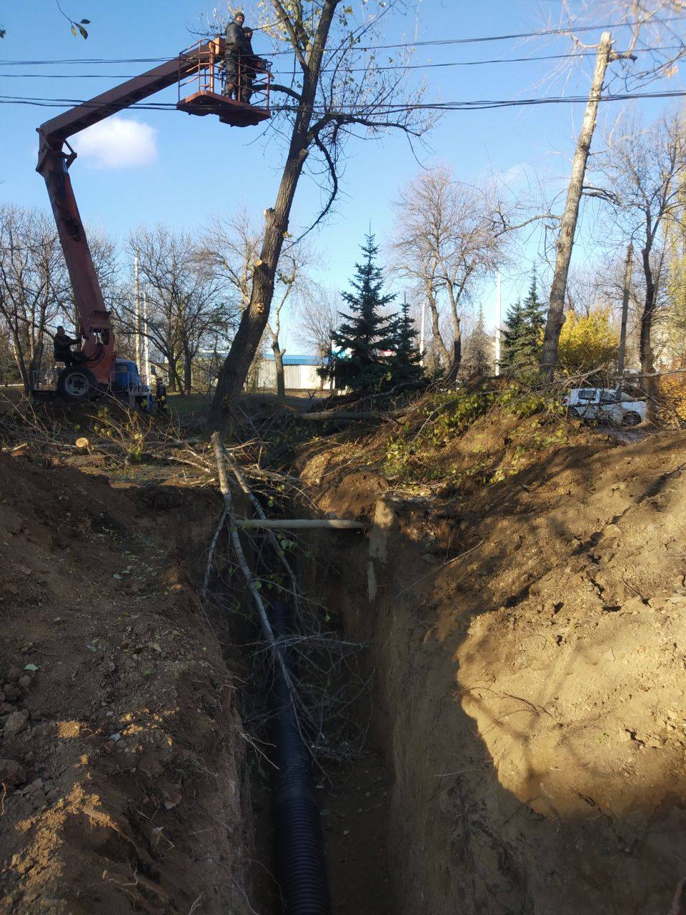 В Стаханове сотрудники местного департамента Луганскводы выполнили ремонт системы водоотведения.    В процессе длительной эксплуатации  более 60-ти лет  произошло разрушение самотёчного канализационного коллектора на проспекте Ленина. Для устранения повреждения потребовалось провести частичную замену участка сети в очень стеснённых условиях. Была приобретена новая труба, проведены необходимые согласования для земляных работ.    Работы завершены, заменено почти 60 метров канализационного коллектора диаметром 400 мм, по которому отводятся сточные воды от района города с населением порядка 10 тысяч человек. Глубина залегания коллектора в некоторых местах достигала 4-х метров.   Так же за период ноября специалистами Стахановского департамента по городу устранено более 150 засоров на канализационных сетях.