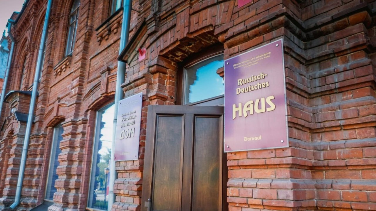 Госэкспертиза отвергла проект капремонта Дома Полякова в Барнауле В Алтайском крае госэкспертиза не одобрила проектную документацию для капитального ремонта исторического здания по ул Гоголя 44 Заключение было выдано 1 декабря информация об этом опубликована на сайте ведомства В качестве исполнителя работ по подготовке сметной документации указано ООО Электрон проект Ремонтировать планируется здания по адресам ул Гоголя 44 литера С двухэтажное 1913 года постройки это сам дом Полякова ныне Дом народов Алтайского края и С1 пристройка 2010 года а также по ул Гоголя 44б литера А нежилое кирпичное помещение В прошлом году проводился тендер на разработку сметной документации контракт оценивался в 931 7 млн рублей Заявка на участие была подана только одна Целью проекта является устранение дефектов и повреждений строительных конструкций проектируемых зданий приведение помещений в технически исправное состояние говорилось в задании на проектирование Фото amic ru Подписаться на amic ru   Мы в Max