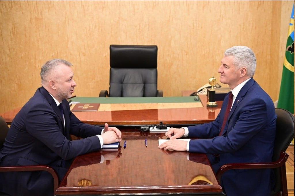 Бывший министр из Калининградской области возглавил правительство Карелии Глава Республики Карелия Артур Парфенчиков назначил бывшего министра по муниципальному развитию и внутренней политике Калининградской области Андрея Сергеева премьер-министром правительства Карелии. 5 мая состоялась первая рабочая встреча между Парфенчиковым и Сергеевым. По словам главы Карелии, назначение бывшего министра из Калининградской области «подводит черту под основным этапом кадровой перезагрузки правительства Карелии». Глава республики поручил Сергееву взять на контроль вопросы здравоохранения и промышленности, а также ознакомиться со всеми ключевыми стройками и предприятиями. : Парфенчиков Карелия Подпишитесь на «Ведомости Северо-Запад»