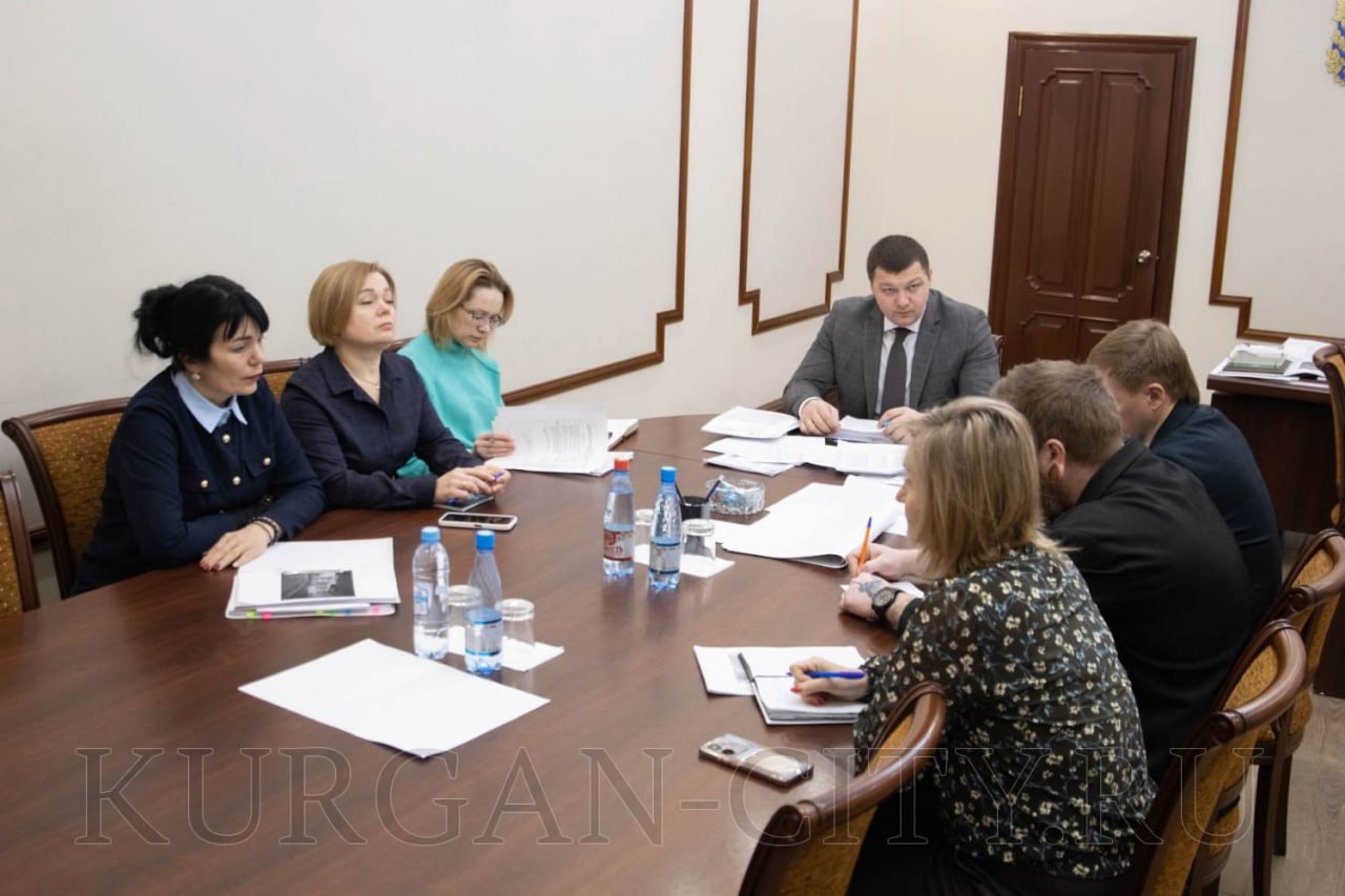 Временно исполняющий полномочия главы города Кургана Антон Науменко провел очередное заседание оргкомитета по подготовке и проведению 80-летия Победы в Великой Отечественной войне. На нём были обсуждены вопросы праздничной концепции украшения города, поздравления ветеранов, приведения в порядок мемориалов и памятных мест.  Подробнее на сайте.