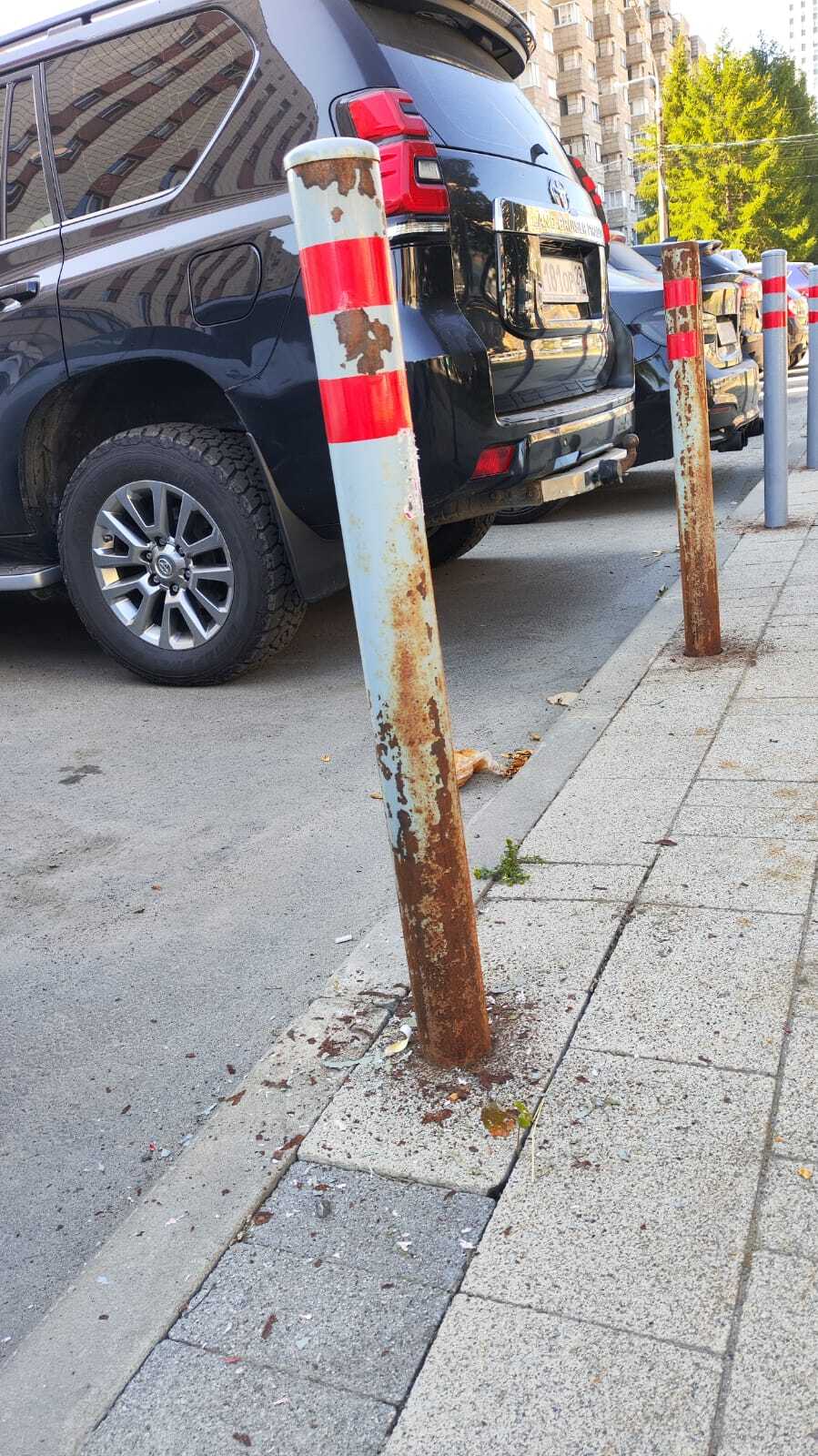 Поручение выполняется: в понедельник на планерке глава города Дмитрий Морев указал «Городскому благоустройству» на недоработки в содержании территорий. Ваши сотрудники каждый день убирают мусор, косят траву на аллее по Воскресенской улице. Неужели никто не замечает, что антипарковочные столбики покосились и заржавели? Займитесь этим, смотрите на задачи шире, - обратился Дмитрий Морев. Сегодня работники МУП «Городское благоустройство», действительно, занялись исправлением ситуации.