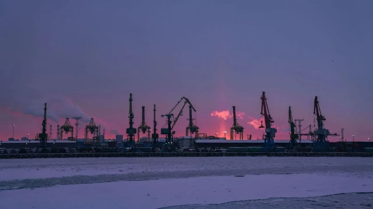 Мощность морских портов Балтики за шесть лет выросла почти на 60 млн тонн и превысила 420 млн тонн Рост обеспечили новые инфраструктурные проекты включая терминалы в Усть Луге районе КС Портовая Пионерском и комплекс Ультрамар По итогам 2025 года грузооборот Балтийского бассейна составил более 240 млн тонн Существенно выросла перевалка нефти на 34 химических и минеральных удобрений в 3 3 раза Сегодня Балтика остается одним из ключевых направлений для перевозок грузов в дружественные страны Перспективы развития портов Балтийского бассейна обсудили на совместном заседании Коллегии Федерального агентства морского и речного транспорта и Общественного совета при Росморречфлоте в Санкт Петербурге