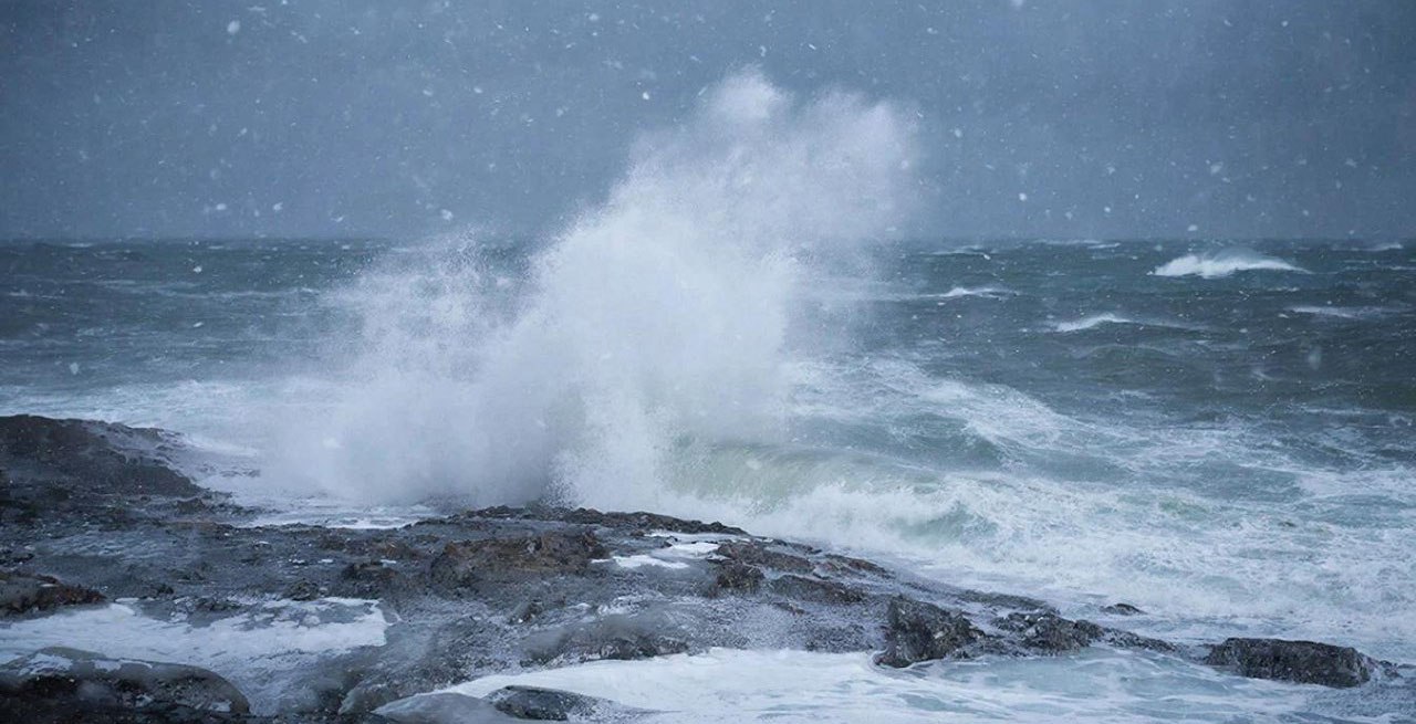 МЧС предупреждает о штормовом ветре и высоких волнах в акваториях Камчатки Спасатели оповестили о сильном ветре и высоких волнах в морях вокруг Камчатки Опасная погода сохранится до конца пятницы 5 декабря Нажмите для подробностей   kam24 ru news main 20251204 123362 html utm source telegram utm medium messenger