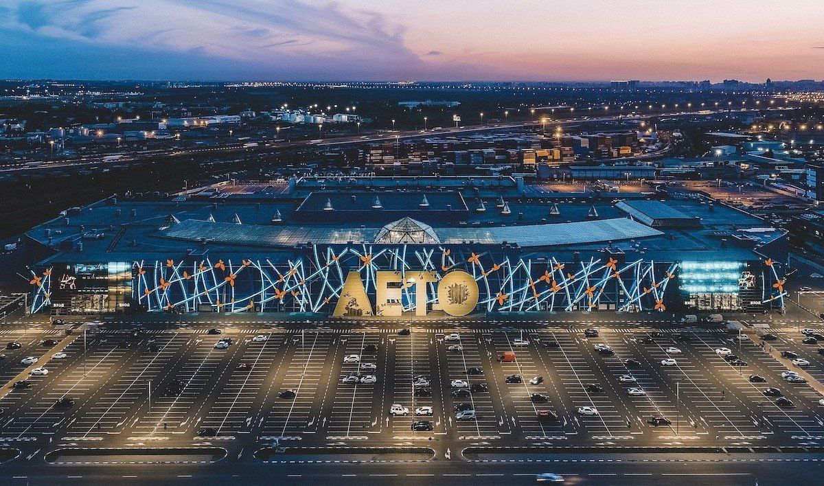 Рядом с ТРК Лето построят падел комплекс на десять кортов Контракт на строительство падел комплекса на десять кортов подписал ТРК Лето Петербург Об этом на деловом завтраке BestBreakfast рассказал генеральный директор ТРК Лето Андрей Должиков Под проект выделен участок площадью около 3 5 тыс м2 рядом с торговым комплексом Оператором станет московская компания название которой на данный момент не раскрывается Запуск ожидается в 2026 году arendatrk Чат заявок от арендаторов ok arendatrk  Новые ТЦ в журнале Arenda trk