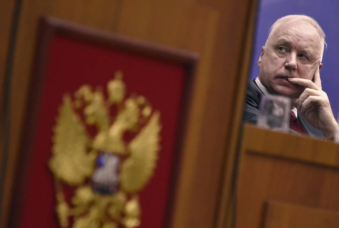 Глава СКР взял на контроль расследование драки самарских школьников Председатель Следственного комитета Александр Бастрыкин затребовал доклад о расследовании уголовного дела по факту драки самарских школьников Отчет по этому вопросу в центральном аппарате представит руководитель регионального СУ СКР Павел Олейник Об этом сообщает информационный центр ведомства Драка произошла во дворе школы 141 в Промышленном районе Самары Инцидент попал на видео СУ СКР по Самарской области возбудило уголовное дело по факту хулиганства ст 213 УК РФ Расследование взяла на контроль прокуратура которая также начала проверку Она намерена дать правовую оценку действиям руководства школы и органов и учреждений системы профилактики kommersant volga