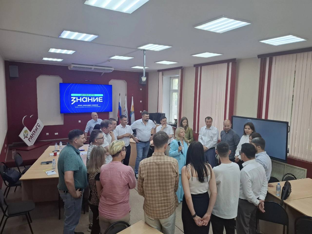 Директор кировского филиала РАНХиГС Елена Симбирских опубликовала фото-кадры с «губернаторской школы кадрового резерва» «Продолжим и дальше сотрудничество нашего филиала РАНХиГС со Знанием. Объединяя ресурсы, мы создаём нового топового качества образовательные программы, востребованные в современных условиях», - пишет Симбирских.